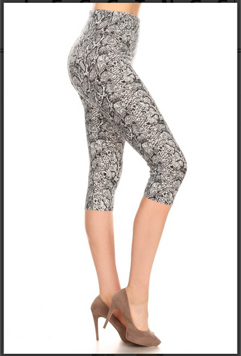 One Size SnakePrint Capri Leggings